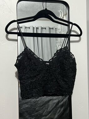 Express Black Lace Cropped V-Neck Camisole Adjustable Spaghetti Straps Size M